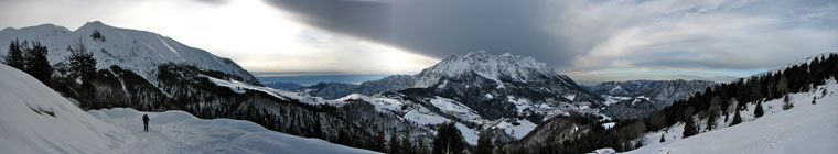 Verso Grem, Alben e conca di Oltre il Colle dalla strada per il Rifugio SABA in Alpe Arera 